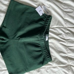 TNA
Sweatshorts NEW WITH TAGS
Elastic waistband
Forest green